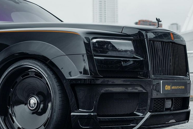 Cụm đèn pha Rolls-Royce Cullinan của Absolute Motors phủ tông màu khói cho phù hợp với tổng thể. Mâm xe kết cấu đặc đến từ thương hiệu Al13wheels, kích thước lên tới tới 24 inch.
