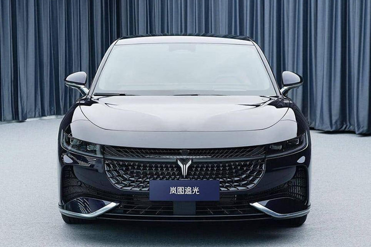 Mẫu xe sedan Voyah Passion PHEV 2023 mới sẽ làm hài lòng những người tiêu dùng theo đuổi không gian rộng rãi và tiện nghi, đồng thời xe mới cũng sẽ có khả năng tiết kiệm nhiên liệu tốt hơn.