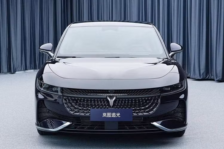 Mẫu xe sedan Voyah Passion PHEV 2023 mới sẽ làm hài lòng những người tiêu dùng theo đuổi không gian rộng rãi và tiện nghi, đồng thời xe mới cũng sẽ có khả năng tiết kiệm nhiên liệu tốt hơn.