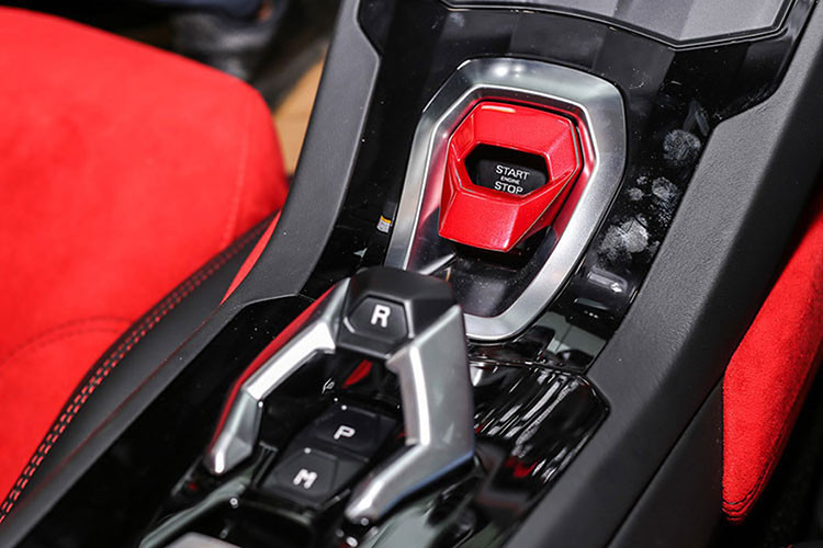 Siêu xe Lamborghini Huracan LP610-4 màu đen chính hãng độc nhất Việt Nam còn có các điểm nhấn như carbon ở ngoại thất, la-zăng 5 chấu kép sơn đen mờ đi cùng kẹp phanh màu đỏ. Bên trong khoang lái, xe có nội thất màu đỏ-đen khá bắt mắt.