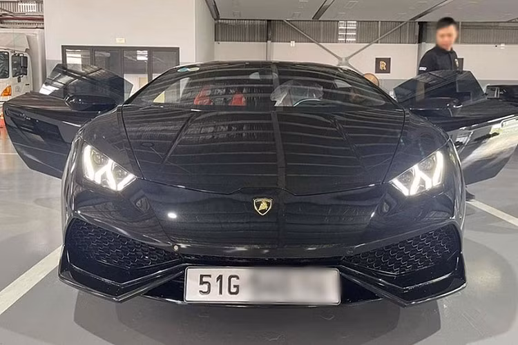 Theo một số nguồn tin có được, chiếc biển số 65A-345.67 cho Lamborghini Huracan LP610-4 này được vị đại gia Cần Thơ định danh, chứ không phải bấm ngẫu nhiên hay đấu giá biển số. Cụ thể, chiếc biển sảnh siêu VIP này từng được đăng ký cho một chiếc xe Hyundai i20 đời cũ.