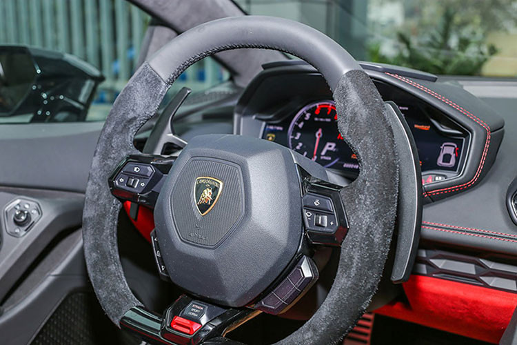 Trước khi mua chiếc siêu xe Lamborghini Huracan LP610-4 này, vị đại gia Cần Thơ chỉ mới trải nghiệm qua vài chiếc xe thể thao khác nhau, trong đó có Porsche 911 hay Chevrolet Corvette C8 duy nhất tại Việt Nam cho đến thời điểm hiện tại.