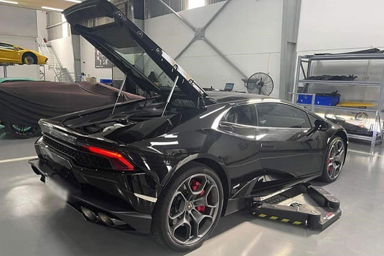 Lamborghini Huracan sở hữu khối động cơ V10 hút khí tự nhiên, dung tích 5.2 lít. Cỗ máy này sản sinh công suất 610 mã lực, 560 Nm mô-men xoắn và kết hợp với hệ dẫn động 4 bánh cùng hộp số ly hợp kép 7 cấp. Khả năng bứt tốc 0-100 km/h của xe khá ấn tượng khi chỉ tốn 3,2 giây trước khi đạt vận tốc tối đa 325 km/h.