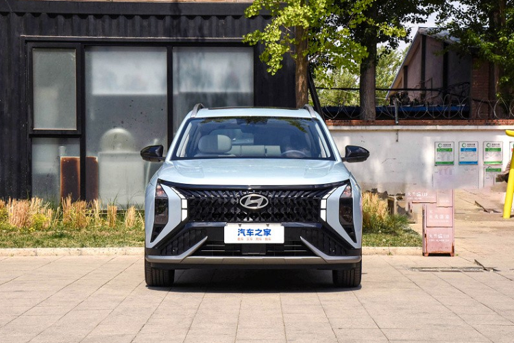 Vào ngày 18/6, liên doanh Beijing - Hyundai đã tổ chức buổi ra mắt chính thức với giới truyền thông cho chiếc SUV cỡ C, mẫu xe Mufasa đã được chờ đợi trong nhiều tháng qua. Ở tại thời điểm này, các thông tin về phiên bản, giá bán Hyundai Mufasa 2024 mới trước cũng như hệ truyền động của xe đã được bật mí.