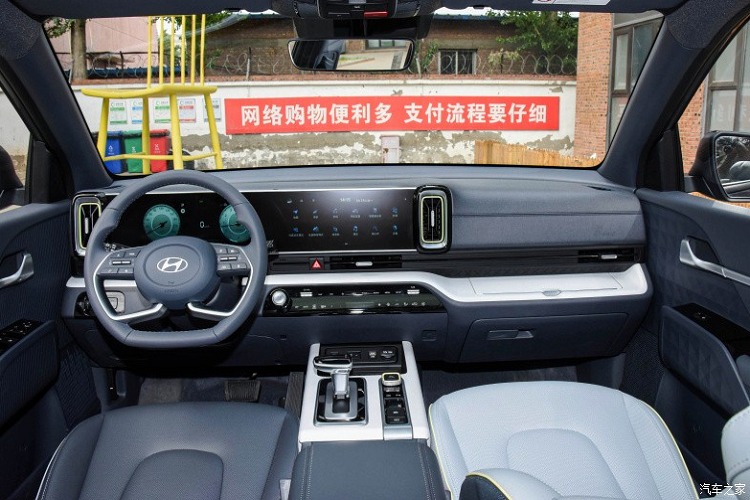 Đằng sau xe, cụm đèn hậu hình bầu dục thể hiện cảm giác mạnh mẽ, logo thương hiệu được tích hợp vào giữa cụm đèn hậu tạo hiệu ứng hình ảnh cá tính và tinh tế. Hình dạng vòm phía dưới cũng rất độc đáo, xe sử dụng thiết kế ống xả ẩn. Hyundai cung cấp 6 tùy chọn màu thân xe cho khách mua Mufasa bao gồm Tahitian Grey, Deep Sea Orchid và Polar Ice Blue được phát triển đặc biệt cho khách hàng Trung Quốc.