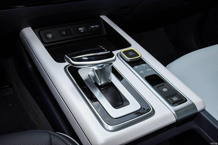 Màn hình kép 12,3 inch độ phân giải cao ở bảng điều khiển trung tâm được trang bị hệ thống kết nối mạng thông minh 4.0 với nội dung đa phương tiện phong phú, bao gồm video iQiyi, nhạc QQ, v.v. và hỗ trợ nâng cấp OTA.