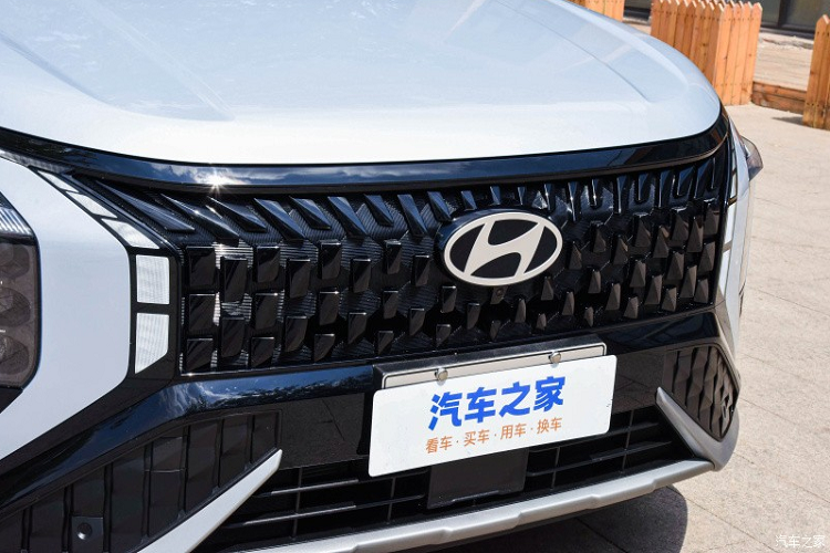 Ngoại hình của chiếc xe mới có hình dạng mặt trước độc đáo, trang trí bên trong lưới tản nhiệt hình chữ “H” giống hình viên ngọc. Đèn pha dọc hai bên cũng rất dễ nhận biết, hỗ trợ tự động điều chỉnh góc chiếu xa gần. Với hình dạng bao bọc giống như chiếc răng nanh bên dưới, tổng thể trông rất năng động.