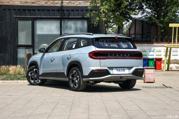 Như vậy, mức giá xe Hyundai Mufasa 2024 đã được điều chỉnh so với lần mở bán trước vào tháng 5 vừa qua theo chiều hướng giảm. Ngoài ra, trong thời gian tới, liên doanh Beijing - Hyundai sẽ sớm công bố phiên bản off-road, bản tùy chỉnh cao cấp và 1 bản nữ được gọi là "nữ thần quyến rũ trong tương lai". Về Hyundai Mufasa, chiếc xe thuộc phân khúc SUV cỡ C ra đời trên nền tảng Hyundai N3 (i-GMP), đây có thể coi là mẫu xe kế thừa của Hyundai ix35.