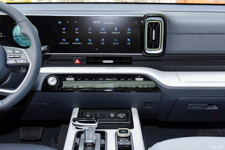 Ghế phụ sau khi gập lại cũng có thể mang lại không gian và tầm nhìn thoải mái cho hàng ghế sau. Tựa lưng của hàng ghế sau có thể điều chỉnh về phía sau mang đến tư thế ngồi phù hợp. Ngoài ra, độ mở của cốp sau mở điện hỗ trợ tùy chỉnh độ cao. Thể tích cốp 451 lít có thể mang lại không gian phẳng rộng hơn sau khi người lái phụ và hàng ghế sau được gập xuống.