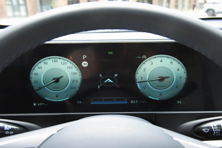 Về các chức năng hỗ trợ lái xe, "Hyundai SmartSense" được trang bị trên Mufasa có thể thực hiện 24 chức năng hỗ trợ lái xe thông minh tiên tiến. Ví dụ như hỗ trợ lái xe trên đường cao tốc HDA, hỗ trợ tránh chệch làn đường LKA, hỗ trợ tránh va chạm cắt ngang phía sau RCCA, hỗ trợ tránh va chạm phía trước FCA, hình ảnh toàn cảnh SVM, v.v.