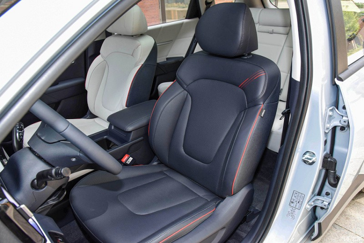 Thiết kế nội thất là ưu tiên hàng đầu của Mufasa. Hyundai đã thiết kế buồng lái ý tưởng "Multi Zone" theo nhóm thế hệ Z, có tính đến nhiều kịch bản chức năng như không gian lái xe và không gian sống. Ghế lái được có màu da ghế khác với các ghế còn lại, ghế hành khách kiểu cách, không gian phía sau rộng rãi, thoải mái.