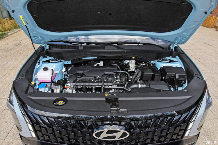 Về sức mạnh, Hyundai Mufasa được trang bị động cơ xăng 4 xi lanh, hút khí tự nhiên, dung tích 2.0 lít và hộp số tự động 6 cấp, nhờ đó, mang đến cho xe công suất tối đa 161 mã lực và mô-men xoắn cực đại 193 Nm. Xe có cung cấp 4 chế độ lái với 3 cung đường đa các chế độ điều kiện.