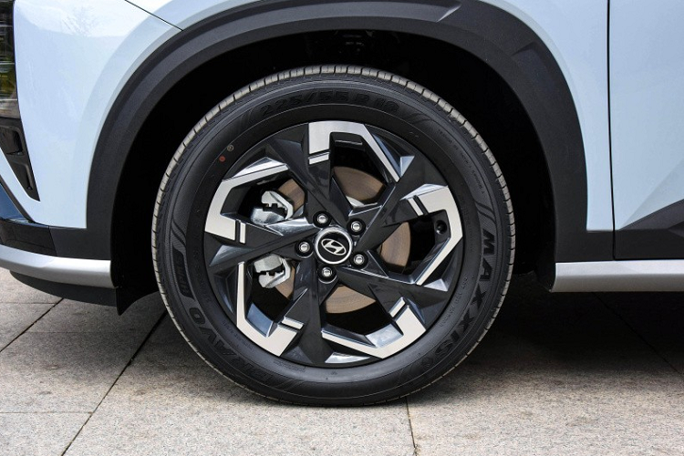 Ở bên thân xe, Mufasa có đường eo khỏe khoắn, áp dụng hiệu ứng thân xe rộng ở các bánh xe, phần trang trí ở hai bên sườn cũng kết nối với viền trước và sau, tạo nên hình ảnh bên hông mạnh mẽ. Về kích thước thân xe, chiều dài, chiều rộng và chiều cao của Hyundai Mufasa lần lượt là 4.475/1.850/1.665 mm (1685 mm, bao gồm cả giá hành lý) và chiều dài cơ sở là 2680 mm.