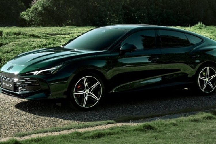 Đây cũng là lí do hãng chậm trễ trong việc phân phối mẫu xe này. Được biết, MG7 là mẫu xe đầu tiên trong dòng Black Label, tập trung vào phong cách thiết kế và trang bị cao cấp của hãng. Mẫu xe sedan MG7 2023 sở hữu kích thước D x R x C lần lượt là 4.884 x 1.889 x 1.447 mm và chiều dài cơ sở của xe đạt 2.778 mm.