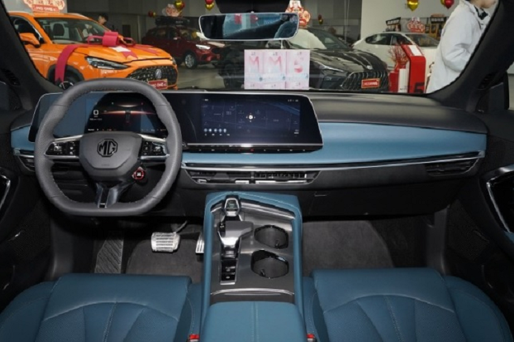 Về nội thất, mẫu xe mới của MG được trang bị màn hình thiết kế kép kết nối với bảng đồng hồ full LCD 10,25 inch và màn hình thông tin giải trí cảm ứng với kích thước 12,3 inch, vô lăng thể thao đa chức năng 3 chấu.