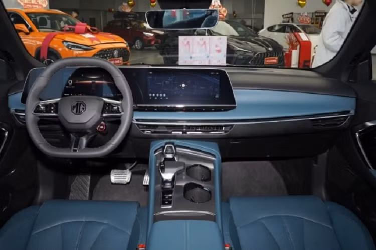 Về nội thất, mẫu xe mới của MG được trang bị màn hình thiết kế kép kết nối với bảng đồng hồ full LCD 10,25 inch và màn hình thông tin giải trí cảm ứng với kích thước 12,3 inch, vô lăng thể thao đa chức năng 3 chấu.