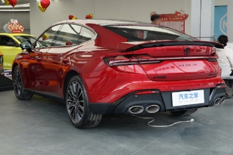 Cung cấp sức mạnh cho MG7 thế hệ mới là khối động cơ 4 xi-lanh, dung tích 2.0 lít, tăng áp, sản sinh công suất tối đa 261 mã lực và mô-men xoắn cực đại 405 Nm, hệ truyền động sẽ phù hợp với hộp số sàn tự động 9 cấp, nhờ đó cho phép xe dễ dàng tăng tốc từ vị trí xuất phát lên 100 km/h chỉ trong thời gian 6,5 giây.