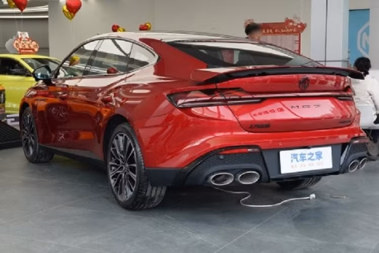 Cung cấp sức mạnh cho MG7 thế hệ mới là khối động cơ 4 xi-lanh, dung tích 2.0 lít, tăng áp, sản sinh công suất tối đa 261 mã lực và mô-men xoắn cực đại 405 Nm, hệ truyền động sẽ phù hợp với hộp số sàn tự động 9 cấp, nhờ đó cho phép xe dễ dàng tăng tốc từ vị trí xuất phát lên 100 km/h chỉ trong thời gian 6,5 giây.