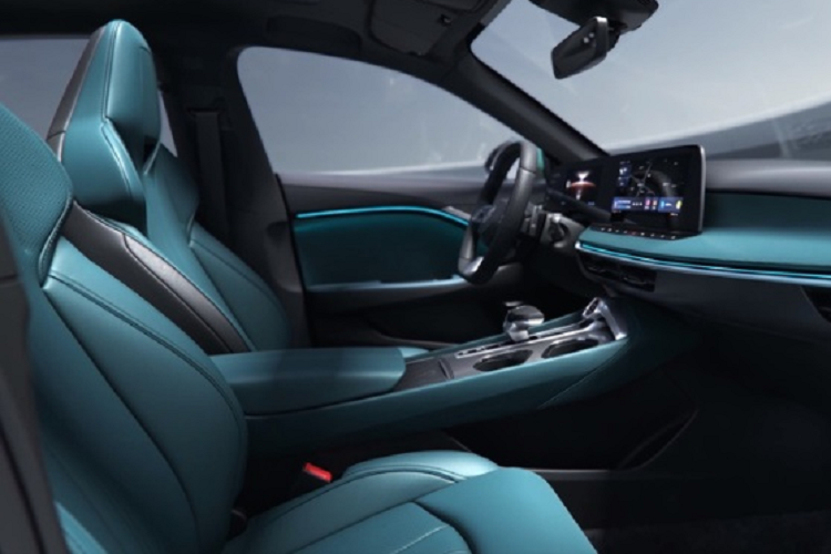 Phiên bản tiêu chuẩn của MG7 2023 mới được trang bị cửa sổ trời chỉnh điện, trong khi các bản cao cấp hơn có logo siêu nhỏ độc quyền Trophy+ và kẹp phanh màu đỏ lửa.