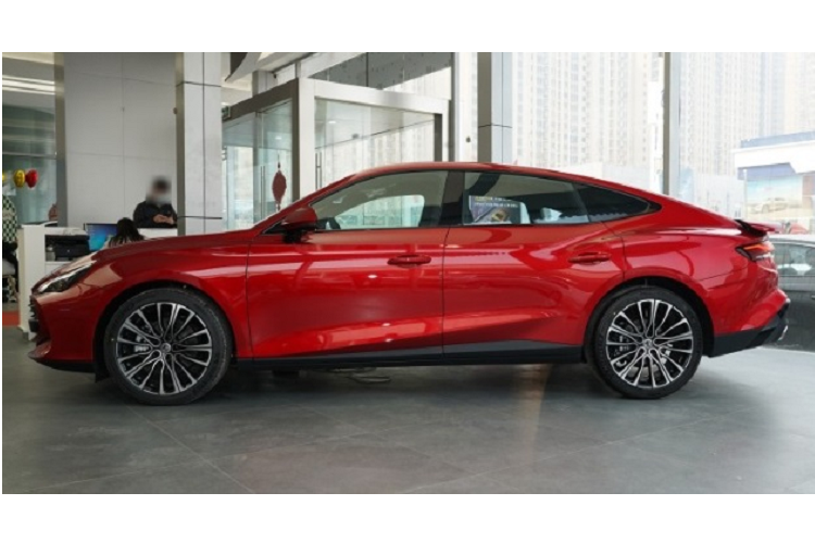 Theo thông tin từ hãng, MG7 2023 giá rẻ sẽ có 5 tùy chọn màu sơn. Các chi tiết ngoại thất đáng chú ý trên MG7 2023 có thể kể đến như cửa không khung, gương chiếu hậu ngoài hỗ trợ chỉnh điện + sưởi + gập điện, cụm đèn hậu trang bị đèn xuyên thấu.