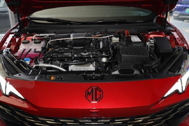 Ở phiên bản tầm trung, MG7 2023 có thêm hệ thống âm thanh kỹ thuật số 6 loa, túi khí đôi phía trước, gương trang điểm phía trước, hệ thống chiếu sáng và các cấu hình khác. MG7 2023 bản cao cấp nhất được trang bị âm thanh BOSE 14 loa với công nghệ âm thanh vòm, bổ sung đèn viền điều chỉnh vô cấp 256 Color.