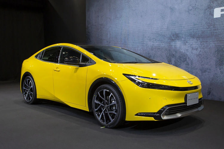 Nổi bật giữa táp-lô là màn hình thông tin giải trí 12,3 inch, bảng đồng hồ cũng là loại kỹ thuật số. Ngoài ra, xe còn được trang bị hệ thống công nghệ an toàn Toyota Safety Sense thế hệ mới nhất.