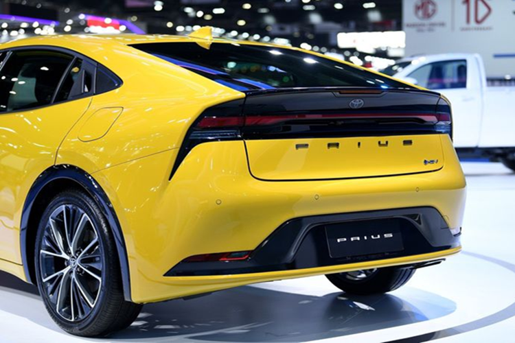 Trong năm nay, Toyota Prius đã được nâng cấp lên thế hệ mới với ngoại hình hiện đại khác hẳn bản cũ, kết hợp với nhiều công nghệ hiện đại hàng đầu phân khúc. Do đó, ngay từ khi ra mắt, mẫu xe này đã nhanh chóng nhận được nhiều sự quan tâm từ người tiêu dùng.