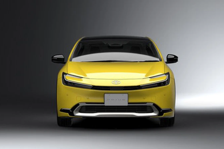 Ở phía trước, phần cản có thiết kế lấy cảm hứng từ loài cá mập đầu búa, tương tự 2 mẫu xe ra mắt trước đó là bZ4X và Crown. Cabin xe được bố trí tối giản hơn bản tiền nhiệm với bảng điều khiển trung tâm là nơi đặt cần số, sạc điện thoại không dây và các nút chức năng khác.