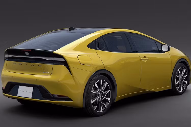 Cung cấp sức mạnh cho Toyota Prius HEV 2023 là 2 tùy chọn động cơ và hộp số tự động E-CVT. Đầu tiên là hệ truyền động hybrid với động cơ xăng 4 xi-lanh, dung tích 1.8L và mô-tơ điện, tạo ra công suất tối đa 140 mã lực.