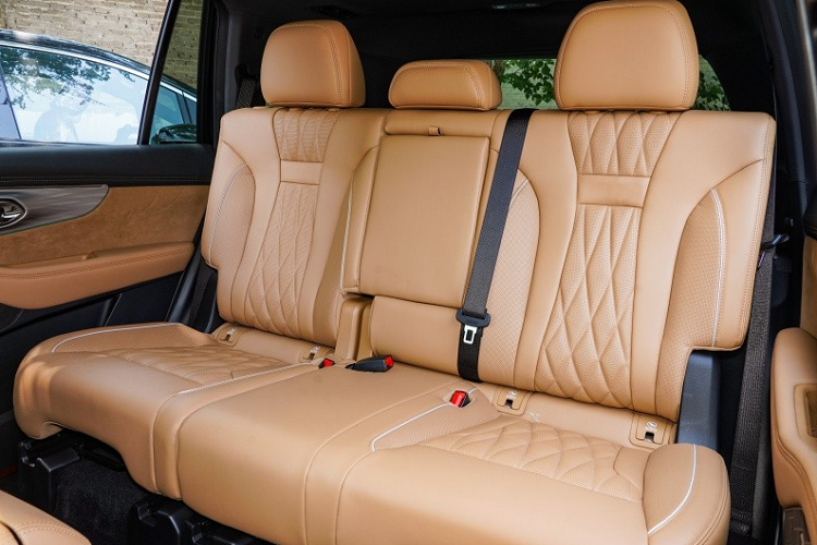 Nhìn từ bên thân xe, chiếc xe GAC Trumpchi GS8 2024 sẽ tiếp tục sử dụng tay nắm cửa ẩn và mâm xe nhiều chấu để tăng vẻ thời trang cho xe. Ở phía sau, xe sử dụng cụm đèn hậu dọc độc đáo, đồng thời là 2 ống xả mạ crôm ở hai bên. Về kích thước xe mới có chiều dài, rộng, cao lần lượt là 5015/1950/1780 mm, chiều dài cơ sở 2.920 mm.