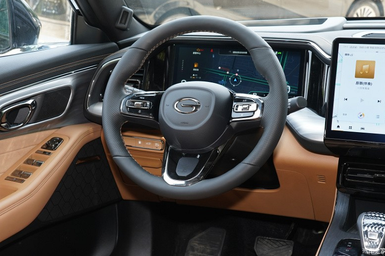 Tiến vào bên trong nội thất, thiết kế tổng thể của xe GAC Trumpchi GS8 2024 không có nhiều thay đổi, chủ yếu là nhờ nội thất Stardew Valley (màu nâu) mới, giúp nâng cấp chất liệu nội thất.