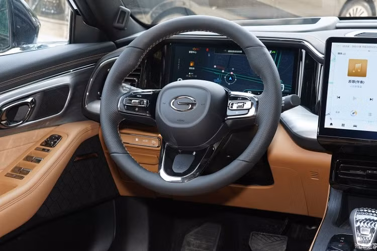 Tiến vào bên trong nội thất, thiết kế tổng thể của xe GAC Trumpchi GS8 2024 không có nhiều thay đổi, chủ yếu là nhờ nội thất Stardew Valley (màu nâu) mới, giúp nâng cấp chất liệu nội thất.