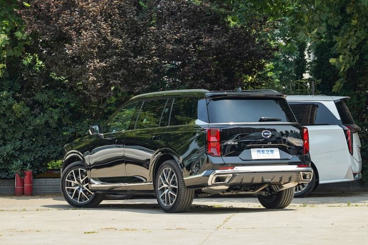 Tiếp đến là chiếc xe SUV cỡ lớn GAC Trumpchi GS8 2024 phiên bản hybrid được trang bị hệ thống hybrid THS hợp tác với Toyota, bao gồm động cơ tăng áp 4 xi-lanh 2.0T (190 mã lực) và mô-tơ điện (182 mã lực), hộp số phù hợp với vô cấp CVT.