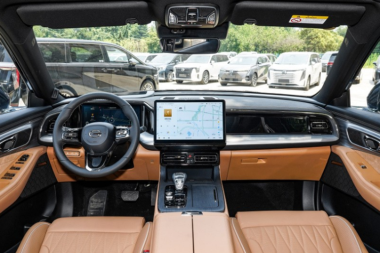 Về ngoại hình, GAC Trumpchi GS8 2024 về cơ bản vẫn giữ nguyên phong cách thiết kế của mẫu xe hiện tại, vẫn cung cấp mặt trước dạng đôi với các nan lưới tản nhiệt có hình vảy rồng và đôi cánh để người tiêu dùng lựa chọn. Đồng thời, các logo phía trước và phía sau đã thêm các logo độc quyền màu xanh lam, giúp phân biệt giữa các phiên bản.