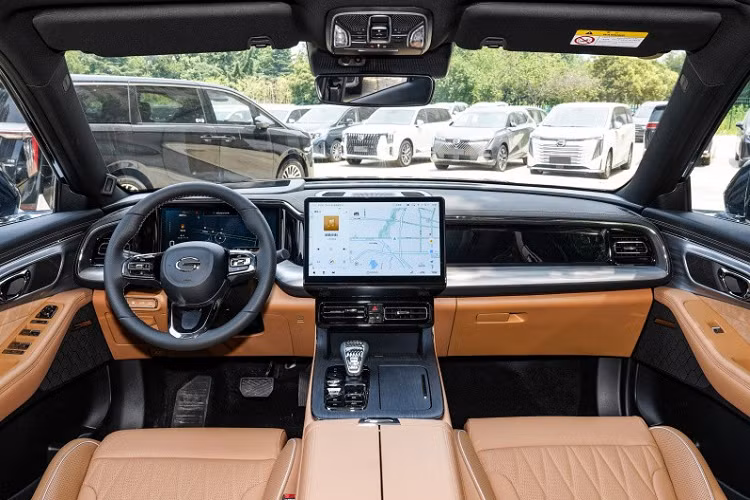 Về ngoại hình, GAC Trumpchi GS8 2024 về cơ bản vẫn giữ nguyên phong cách thiết kế của mẫu xe hiện tại, vẫn cung cấp mặt trước dạng đôi với các nan lưới tản nhiệt có hình vảy rồng và đôi cánh để người tiêu dùng lựa chọn. Đồng thời, các logo phía trước và phía sau đã thêm các logo độc quyền màu xanh lam, giúp phân biệt giữa các phiên bản.