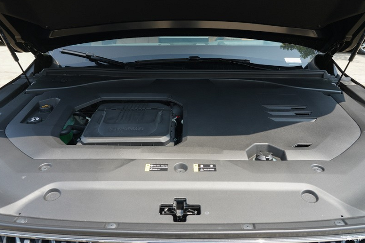 Về sức mạnh, GAC Trumpchi GS8 2024 vẫn cung cấp phiên bản sử dụng động cơ xăng và hybrid, phiên bản sử dụng nhiên liệu xăng trang bị động cơ GDI 2.0T cho công suất tối đa 252 mã lực và mô-men xoắn cực đại 400 Nm, hệ truyền động phù hợp với Aisin 8- hộp số tự động tốc độ và cũng sẽ được nâng cấp lên hệ thống dẫn động bốn bánh với bộ quản lý mô-men xoắn thế hệ thứ sáu của BorgWarner.