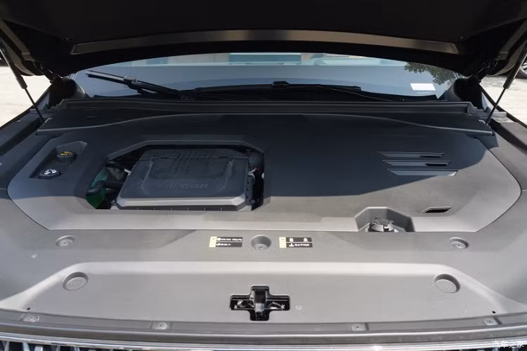 Về sức mạnh, GAC Trumpchi GS8 2024 vẫn cung cấp phiên bản sử dụng động cơ xăng và hybrid, phiên bản sử dụng nhiên liệu xăng trang bị động cơ GDI 2.0T cho công suất tối đa 252 mã lực và mô-men xoắn cực đại 400 Nm, hệ truyền động phù hợp với Aisin 8- hộp số tự động tốc độ và cũng sẽ được nâng cấp lên hệ thống dẫn động bốn bánh với bộ quản lý mô-men xoắn thế hệ thứ sáu của BorgWarner.