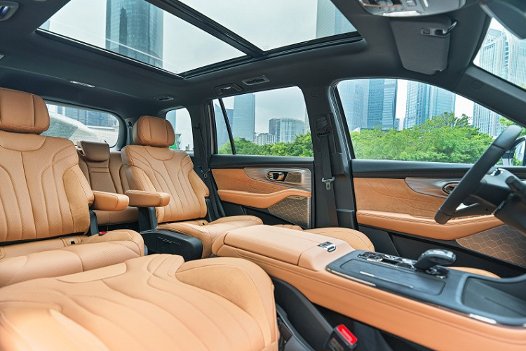 Ngoài ra, Trumpchi GS8 mới còn cung cấp gói tiện nghi ghế hạng sang tùy chọn nâng cấp lên ghế hạng sang "tận hưởng riêng tư hạng nhất", bao gồm mát-xa ghế chính và phụ, sưởi hàng ghế thứ hai, điều chỉnh bốn hướng cho phi công chính và phụ. hỗ trợ thắt lưng, nút điều khiển phụ, v.v. Có 8 cấu hình, ghế được làm bằng kết cấu đục lỗ và vật liệu nối bằng da và da lộn, giúp cải thiện đáng kể sự thoải mái khi đi xe.