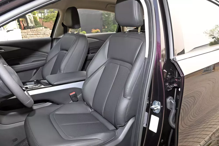 Ở phía sau, đèn hậu hình ngôi sao xuyên thấu mang lại cảm giác tương lai nhất định, được bao quanh bởi một vùng màu đen rộng lớn bên dưới, phong cách tổng thể cũng rất thể thao. Về kích thước thân xe, chiều dài, chiều rộng và chiều cao của xe lần lượt là 4835/1860/1515mm, chiều dài cơ sở là 2800mm.