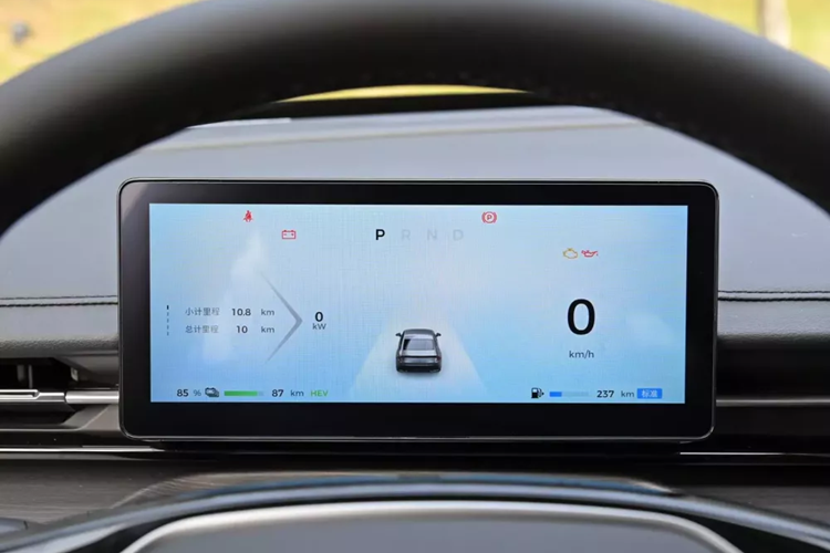Bảng điều khiển trung tâm sử dụng các đường nét tương đối thẳng, được bổ sung bởi các tấm sơn piano và trang trí bằng kim loại, tạo nên một lớp hình ảnh đẹp mắt. Hệ thống trên xe được tích hợp sẵn các phần mềm giải trí xã hội phong phú như iQiyi và QQ Music.