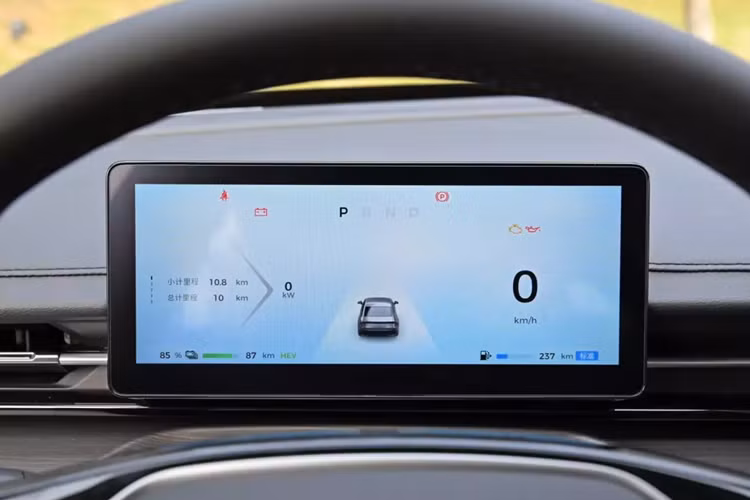 Bảng điều khiển trung tâm sử dụng các đường nét tương đối thẳng, được bổ sung bởi các tấm sơn piano và trang trí bằng kim loại, tạo nên một lớp hình ảnh đẹp mắt. Hệ thống trên xe được tích hợp sẵn các phần mềm giải trí xã hội phong phú như iQiyi và QQ Music.