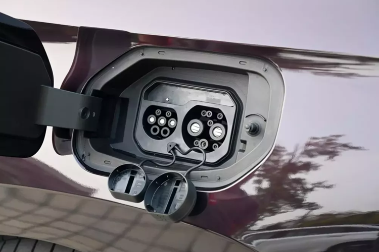 Về hộp số, xe được trang bị DHT điện từ đơn cấp và ly hợp điện từ, so với ly hợp thủy lực truyền thống, trọng lượng giảm 5% và tổn thất năng lượng nhỏ hơn. Về pin, Wuling Starlight 2024 giá rẻ được trang bị pin Wuling Shenlian, công suất lần lượt là 9,5kWh và 20,5kWh, phạm vi di chuyển thuần điện CTLC lần lượt là 70 và 150km.