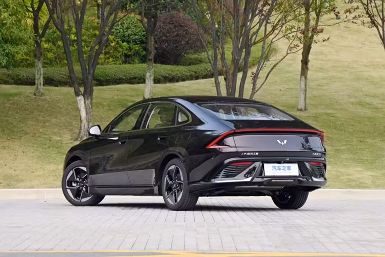 Pin có cấp độ bảo vệ IP68 và còn được trang bị hệ thống BMS thông minh có độ chính xác cao, kết hợp với hệ thống AI-BMS trên nền tảng đám mây, có thể đạt được chẩn đoán thông minh về pin theo thời gian thực và cảnh báo sớm chính xác các lỗi lâu dài.