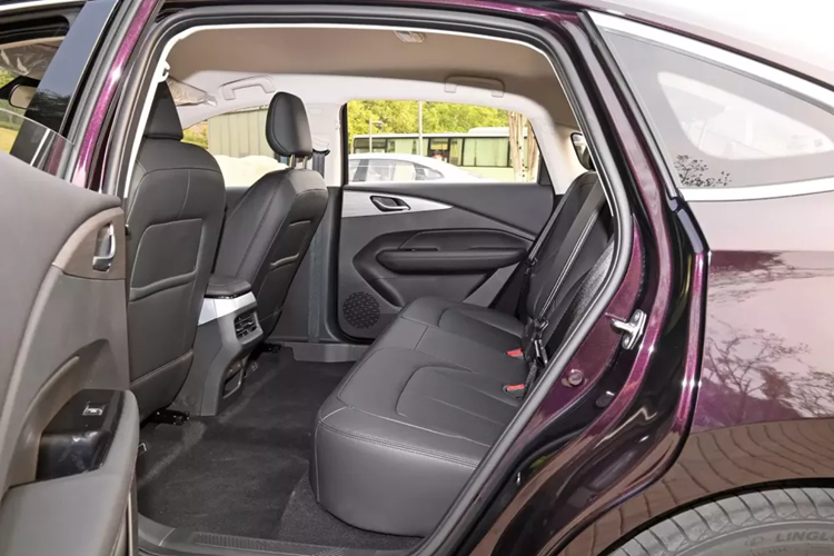 Về nội thất, Wuling Starlight có 2 màu nội thất đen, đậm và nhạt cát, được trang bị màn hình điều khiển trung tâm 15,6 inch và bảng đồng hồ LCD 8,8 inch nhưng vẫn giữ lại một số nút bấm vật lý thông dụng.