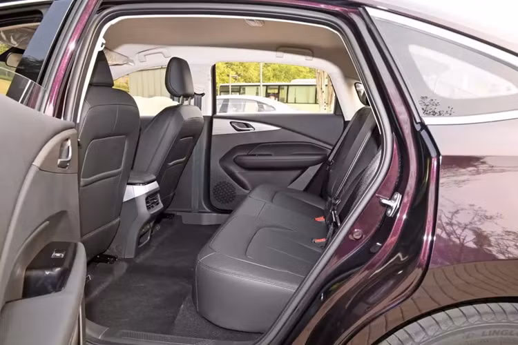 Về nội thất, Wuling Starlight có 2 màu nội thất đen, đậm và nhạt cát, được trang bị màn hình điều khiển trung tâm 15,6 inch và bảng đồng hồ LCD 8,8 inch nhưng vẫn giữ lại một số nút bấm vật lý thông dụng.