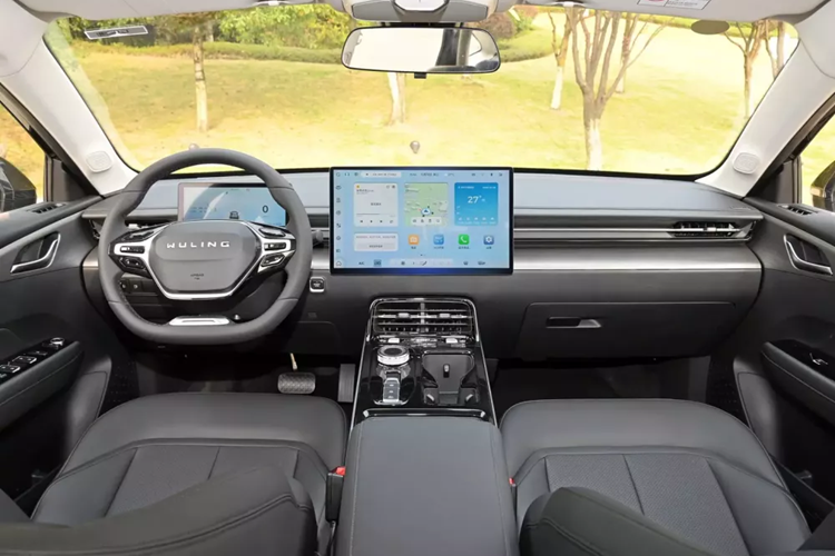 Về hình thức bên ngoài, mẫu xe sedan Wuling Starlight 2024 áp dụng khái niệm thiết kế thẩm mỹ cánh sao, với phong cách tổng thể tiên phong và thời trang cùng logo Wuling màu bạc. Trong số đó, phiên bản plug-in hybrid sử dụng lưới tản nhiệt phía trước dạng cánh với đèn chạy ban ngày hình ngôi sao.