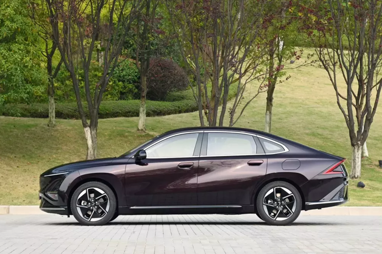 Chiếc xe này là mẫu sedan năng lượng mới đầu tiên của Wuling, được trang bị hệ thống plug-in hybrid của Wuling Lingxi bao gồm động cơ 1.5L và một động cơ điện. Tùy thuộc vào kích cỡ của pin, phạm vi hành trình chạy điện thuần CTLC là 70 km và 150 km. tương ứng. Phiên bản thuần điện sẽ ra mắt vào đầu năm 2024.