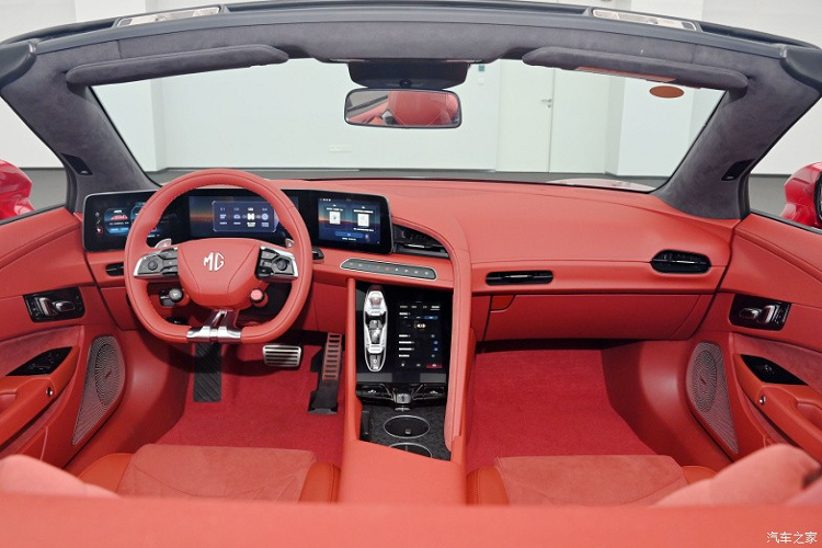 Về sức mạnh, chiếc xe MG Cyberster chạy điện mới sẽ có phiên bản động cơ đơn và phiên bản động cơ kép, phiên bản động cơ đơn được trang bị động cơ đồng bộ nam châm vĩnh cửu ở trục sau, cho ra 2 công suất tối đa là 231 kW (310 mã lực) và 250 kW (335 mã lực).