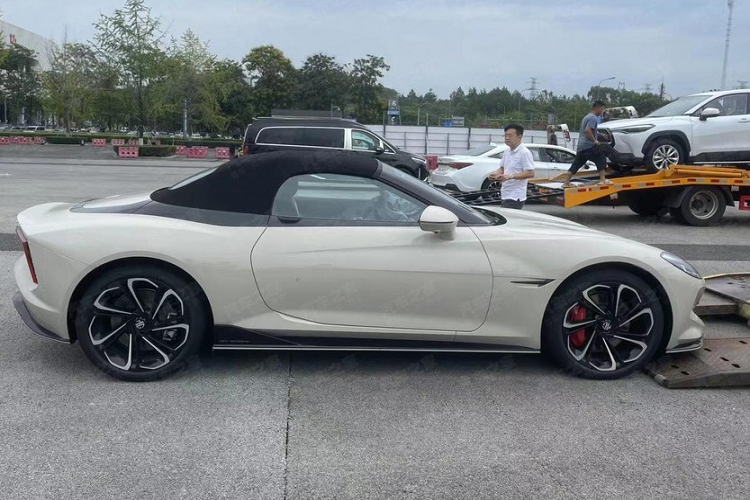 Đánh giá từ những hình ảnh của chiếc xe thể thao MG Cyberster 2024 mới bị bắt gặp ngoài đời thực, xe có thêm màu trắng và vàng bên cạnh xe màu đỏ đã lộ diện tại nước ngoài trước đó, tất nhiên, khách hàng còn có các màu sơn khác để lựa chọn.