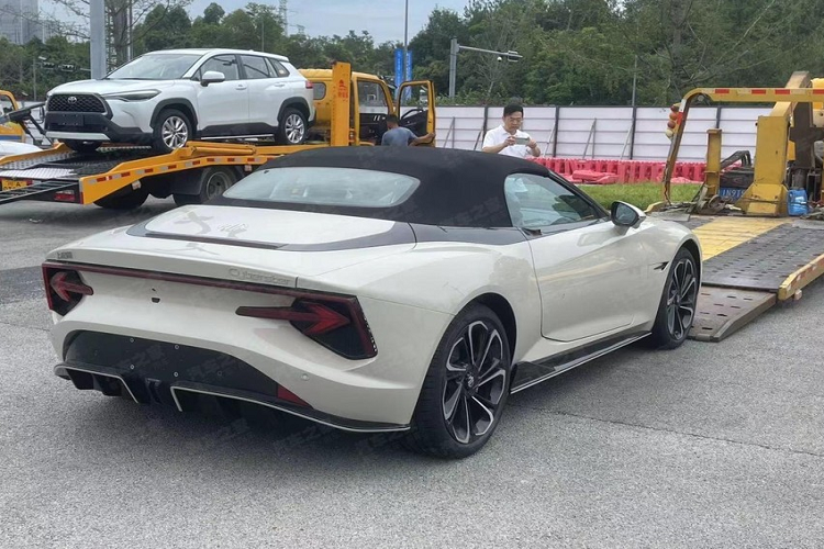 Hình dáng tổng thể của MG Cyberster như một chiếc xe thể thao Roadster, thiết kế hai chỗ ngồi, kết cấu mui mềm đẹp mắt. Nhóm đèn pha áp dụng ngôn ngữ thiết kế năng lượng nguyên tử để tạo hiệu ứng hình ảnh khoa học viễn tưởng hơn. Phần viền phía dưới được trang bị các rãnh chuyển hướng và khe hút gió có hình dạng phức tạp, có thể cải thiện đáng kể hiệu suất khí động học.